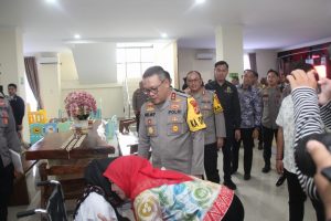 Usai Resmikan Gedung SPKT, Kapolda Lampung Sempatkan Bantu Penyandang Disabilitas