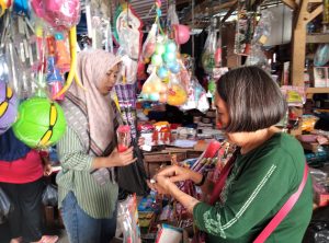 Toko Satria Kembang Api Jelang Pergantian Tahun Diserbu Pembeli