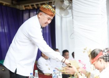 Bupati Dendi Hadiri Piodalan Pura Ayukerti XIV