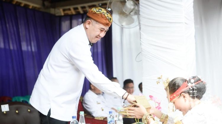 Bupati Dendi Hadiri Piodalan Pura Ayukerti XIV