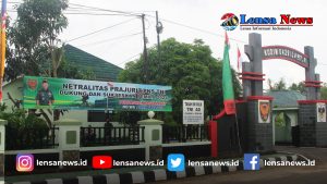 Dukung dan Sukseskan Pemilu 2024, Kodim 0429/Lamtim Serentak Pasang Baner Netralitas TNI