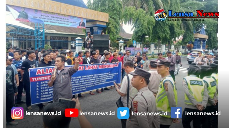 Ratusan Masa Geruduk Kantor Bupati Lahat, Ini Tuntutannya