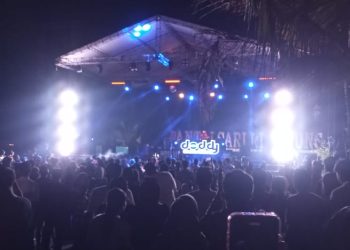 Ribuan Wisatawan Padati Pantai Sari Ringgung