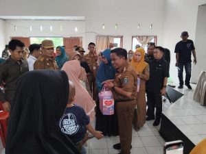 Dikecamatan Turatea, PJ Bupati Jeneponto Serahkan Bantuan Susu ke Anak Penderita Stunting