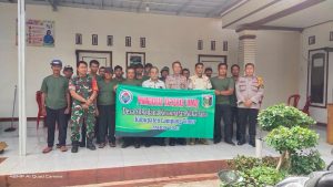 Babinsa dan Bhabinkamtibmas Latih Satlinmas Desa Sukadana Ilir