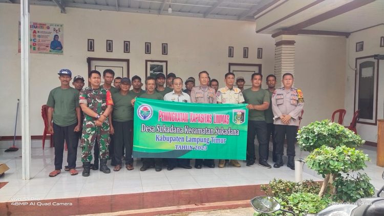 Babinsa dan Bhabinkamtibmas Latih Satlinmas Desa Sukadana Ilir
