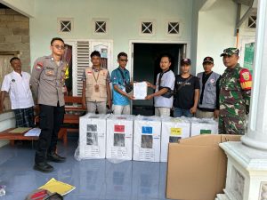 Sukseskan Pemilu Serentak 2024, Babinsa Kodim 0429/Lamtim Kawal Pendistribusian logistik