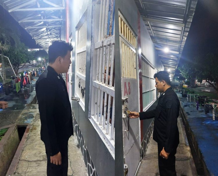 Petugas Jaga Malam Laksanakan Kontrol Blok Hunian Secara Rutin