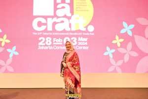 Nanda Indira Dendi Pamerkan Sulam Jelujur di Jakarta