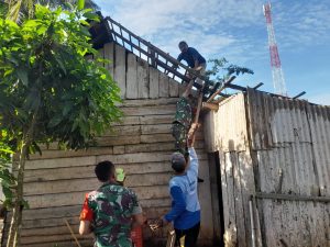 Babinsa Koramil 14/Jabung Bantu Warga Terdampak Angin Puting Beliung