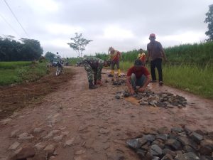 Gelorakan Semangat Gotong-royong, Babinsa Koramil 08/RU Ajak Warga Timbun Jalan Berlubang