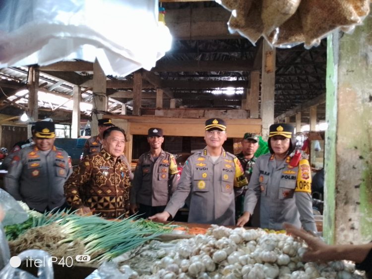 Bersama Irwasda Polda Lampung Kapolres Pesawaran Sidak Harga Sembako di Pasar Gedong Tataan
