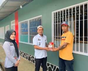 Penuhi Hak WBP, Rutan Sukadana Bagikan Peralatan Mandi kepada Warga Binaan