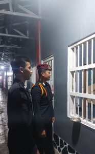 Petugas Pengamanan Laksanakan Troling Malam di Blok Hunian Rutin