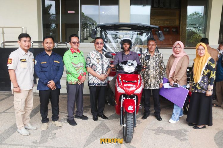 Sekda Wildan Salurkan Bantuan Kendaraan Roda Tiga dari Kemensos RI