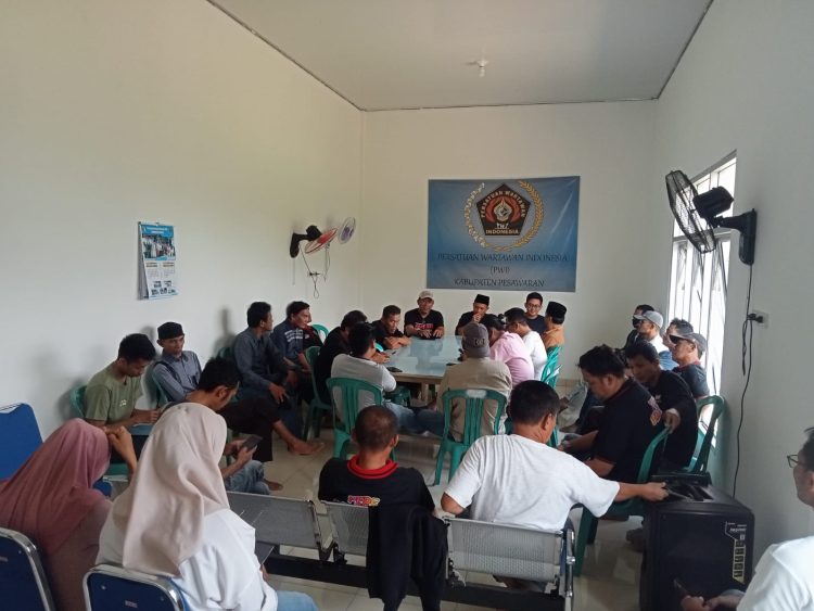 Kamis, PWI Pesawaran Bagi-bagi Takjil Didepan Kantor Bupati