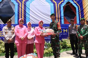 Berikan Bingkisan, Ketua Bhayangkari Daerah Lampung Kunjungi Pos Ops Ketupat Krakatau 2024 Polres Metro