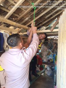 Polisi Evakuasi Jasad Seorang Pelajar Gantung Diri