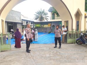 Personil Polres Metro Amankan Ibadah Sholat Idul Fitri 2024 di Masjid di Kota Metro