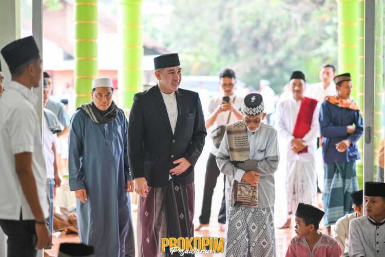 Bersama Keluarga, Bupati Dendi Sholat Ied di Negeri Katon