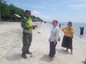 Babinsa Koramil 10/Labuhan Maringgai Imbau Pengunjung Pantai Berhati-hati