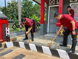 Guna Kesehatan, Pegawai Rutan Sukadana Gotong Royong Bersihkan Lingkungan Kantor