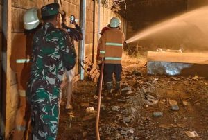 Babinsa Koramil 07/Pekalongan Sigap Bantu Padamkan Kebakaran Gudang Distributor Sembako