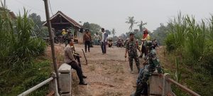 Sukseskan Tanam Gadu, Koramil 02/Way Bungur Gotong-royong Bersihkan Saluran Irigasi