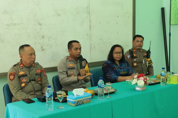 Jumat Curhat, Kapolres Metro Kunjungi SMP Xaverius Kota Metro