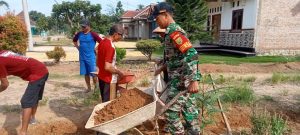 Babinsa Koramil 429-05 / Sukadana Bersama Warga Gotong Royong Timbun Jalan Berlubang