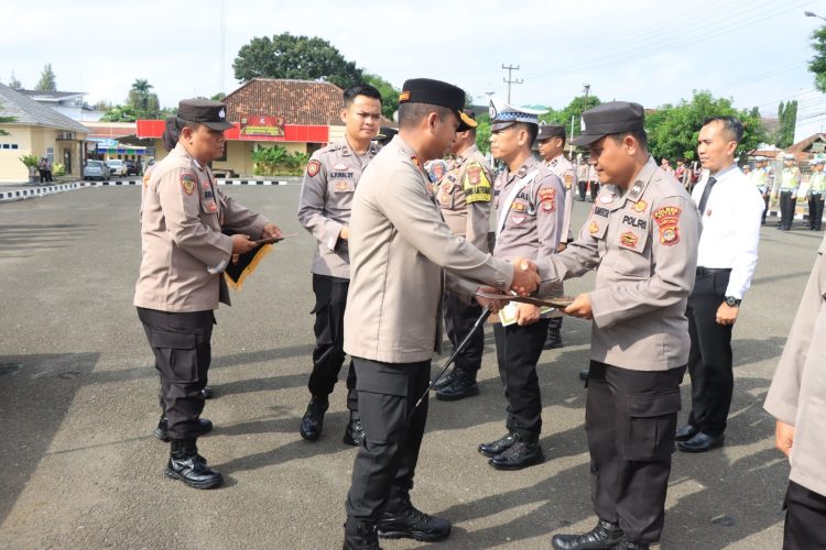 Kapolres Metro Berikan Penghargaan Kepada 12 Personil Polres Metro yang Berprestasi