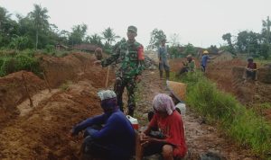 Babinsa 02/WB Lakukan Monitoring dan Pendampingan Pembangunan Drainase