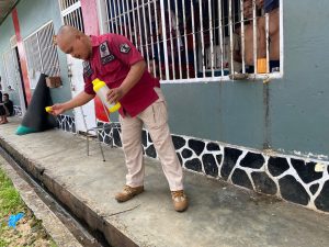 Antisipasi DBD, Petugas Rutan Sukadana Tabur Bubuk Abate