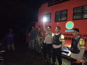 Sigap, Babinsa Koramil 11/ SKP Bantu Pencarian Warga Tenggelam di Sungai Way Sekampung 