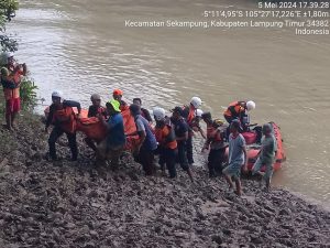 Polisi Bersama Tim Gabungan Temukan Remaja yang Tenggelam di Sungai Way Sekampung