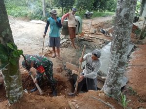 Kompak, Babinsa Koramil 06/PBL Bersama Warga Bangun Gorong-gorong