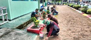 Tumbuhkan Rasa Memiliki Satuan, Danramil 06/Purbolinggo Pimpin Langsung Pembenahan Pangkalan