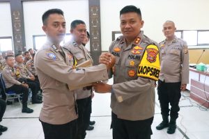 Kapolres Lampung Timur Bagikan HP Motorola Lex 11A kepada Bhabinkamtibmas