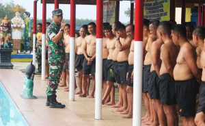 Prajurit Kodim 0429/Lamtim Tes Ketangkasan Renang Militer Dasar
