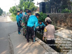 TNI-Polri dan Masyarakat Kota Metro Serentak Gotong Royong Berantas Sarang Nyamuk Aedes Aegypti