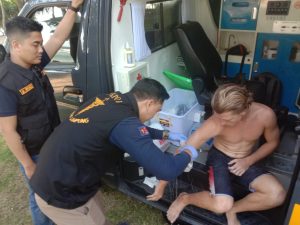 Dokkes Polda Lampung Beri Pengobatan pada Atlet Atlet Surfing WSL Krui Pro