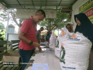 Sekdes Sidodadi Beserta Perangkat Salurkan Bantuan CBP Tahap III 2024