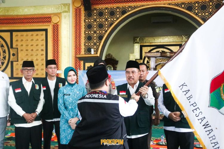 Sekda Wildan Lepas Ratusan Calon Jamaah Haji Asal Pesawaran