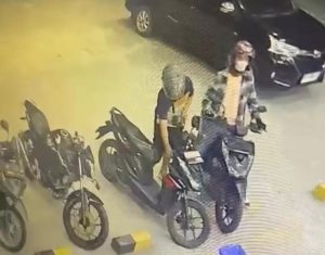 Dua Pelaku Pencurian Sepeda Motor di Negri Sakti Terekam Kamera Pengintai