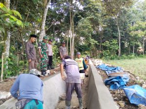 Monitoring Pembangunan Irigasi, Ini Pesan Babinsa Koramil 11/Sekampung