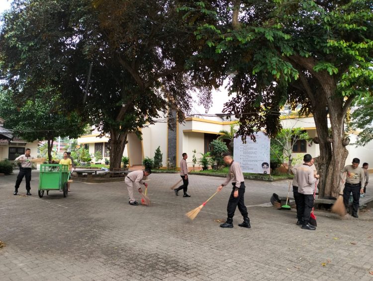 Jajaran Personil Polres Metro Kurve Masjid dan Gereja