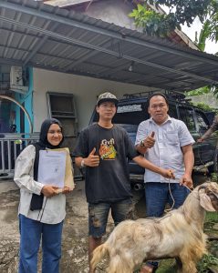 PT BA Serahkan Satu Ekor Kambing Qurban ke DPC AKPI Lahat