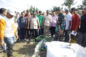 Pj Bupati Jeneponto Salurkan Bantuan Pompa Air untuk Sawah Kekeringan