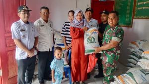 Pastikan Berjalan Lancar, Babinsa Koramil 429 – 03/MT Dampingi Penyaluran BPCB Pemerintah