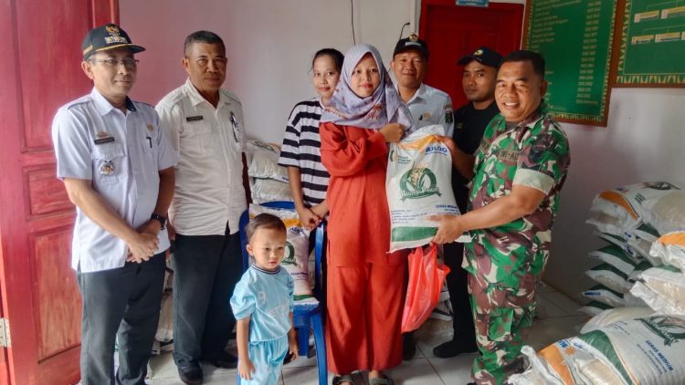 Pastikan Berjalan Lancar, Babinsa Koramil 429 – 03/MT Dampingi Penyaluran BPCB Pemerintah